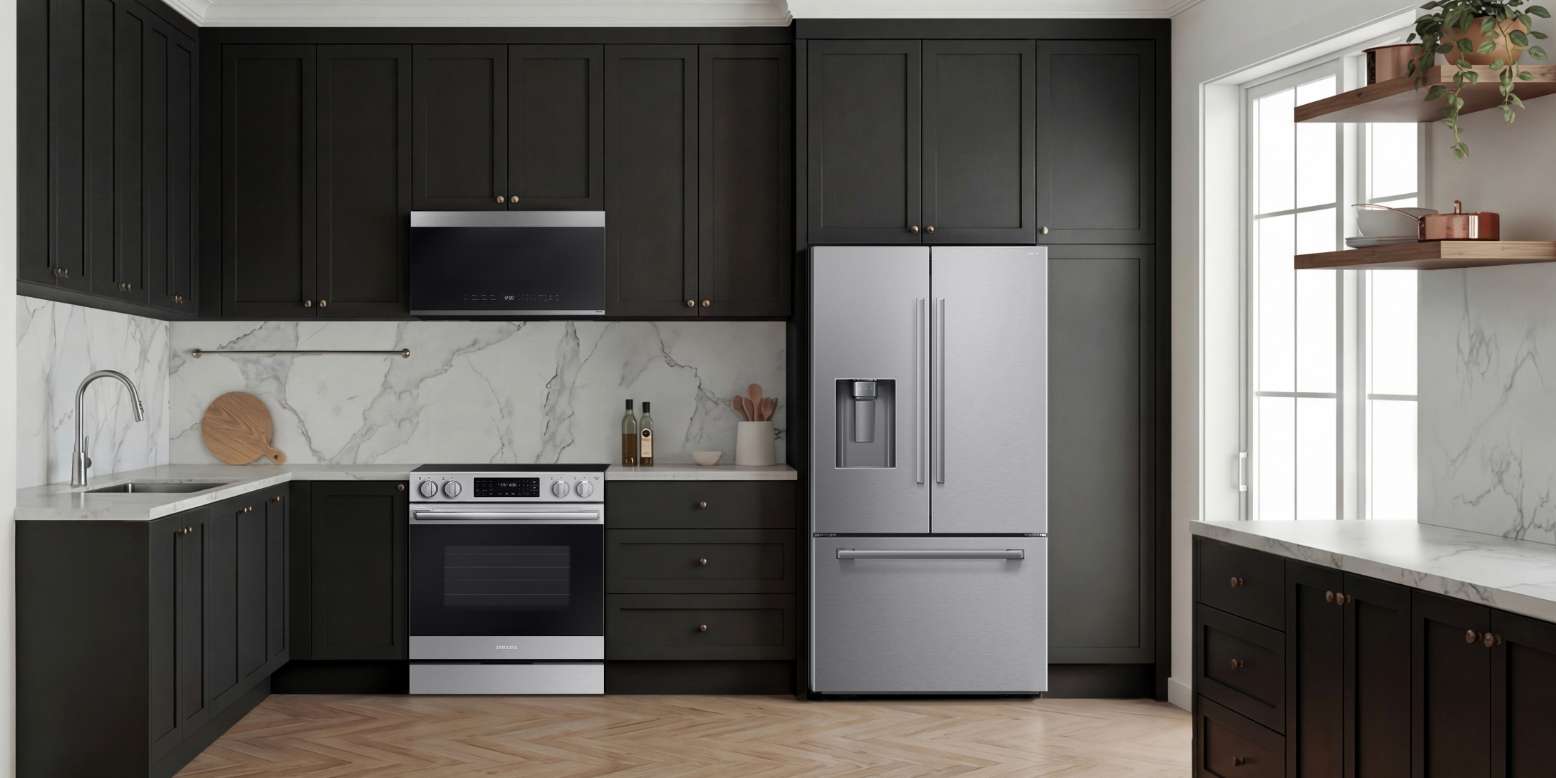 Image d'ambiance d'une cuisine qui contient des électroménagers Samsung