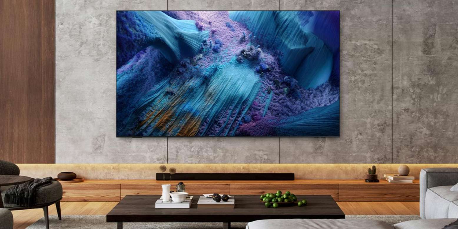 Image d'ambiance d'un salon qui contient des électronique Samsung