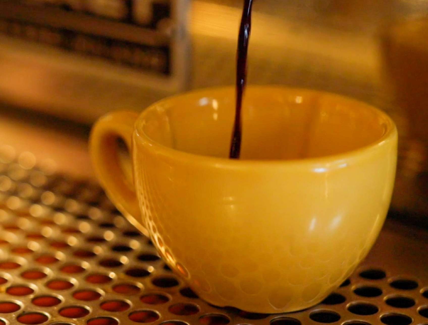 café qui coule dans une tasse