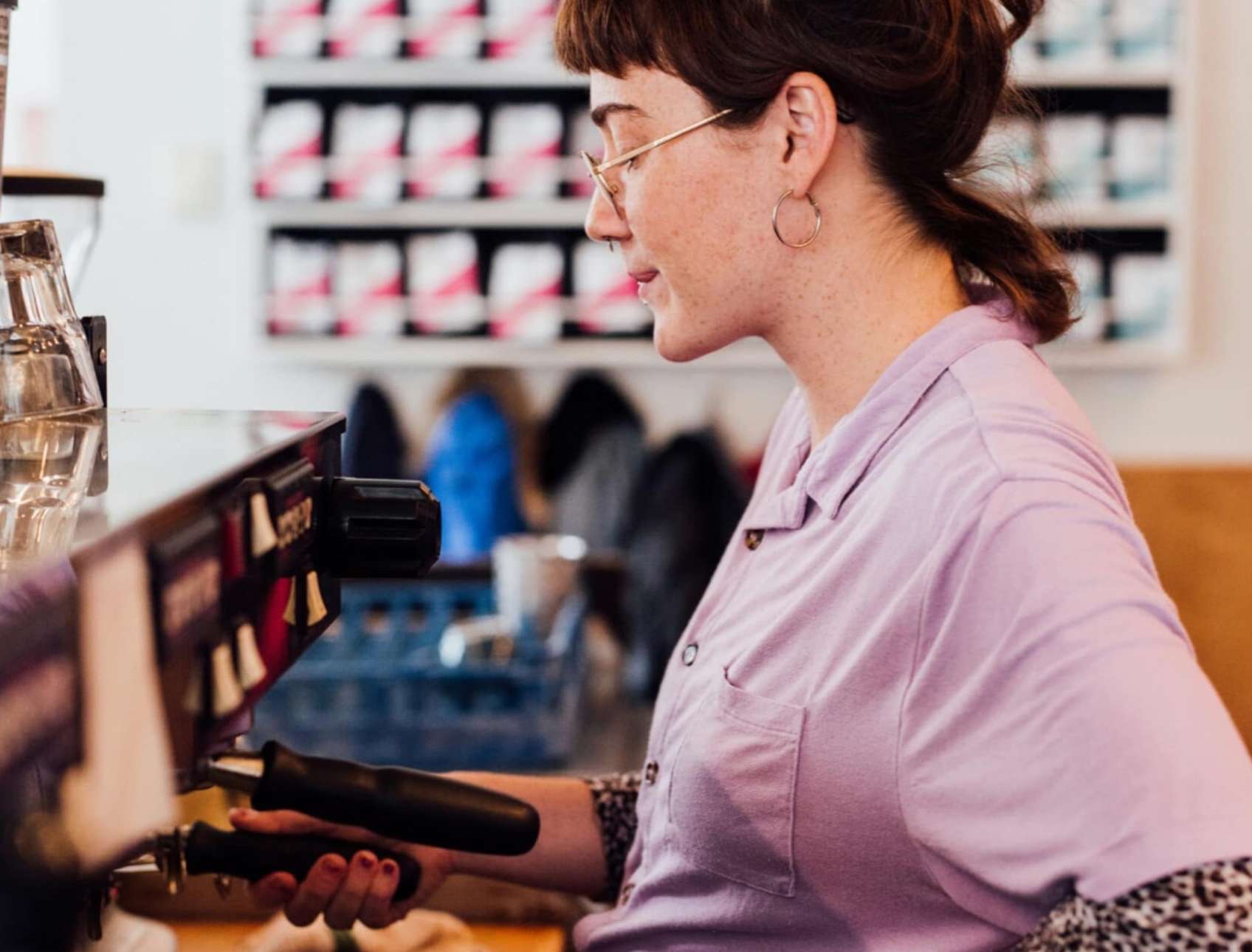 femme qui prépare le café