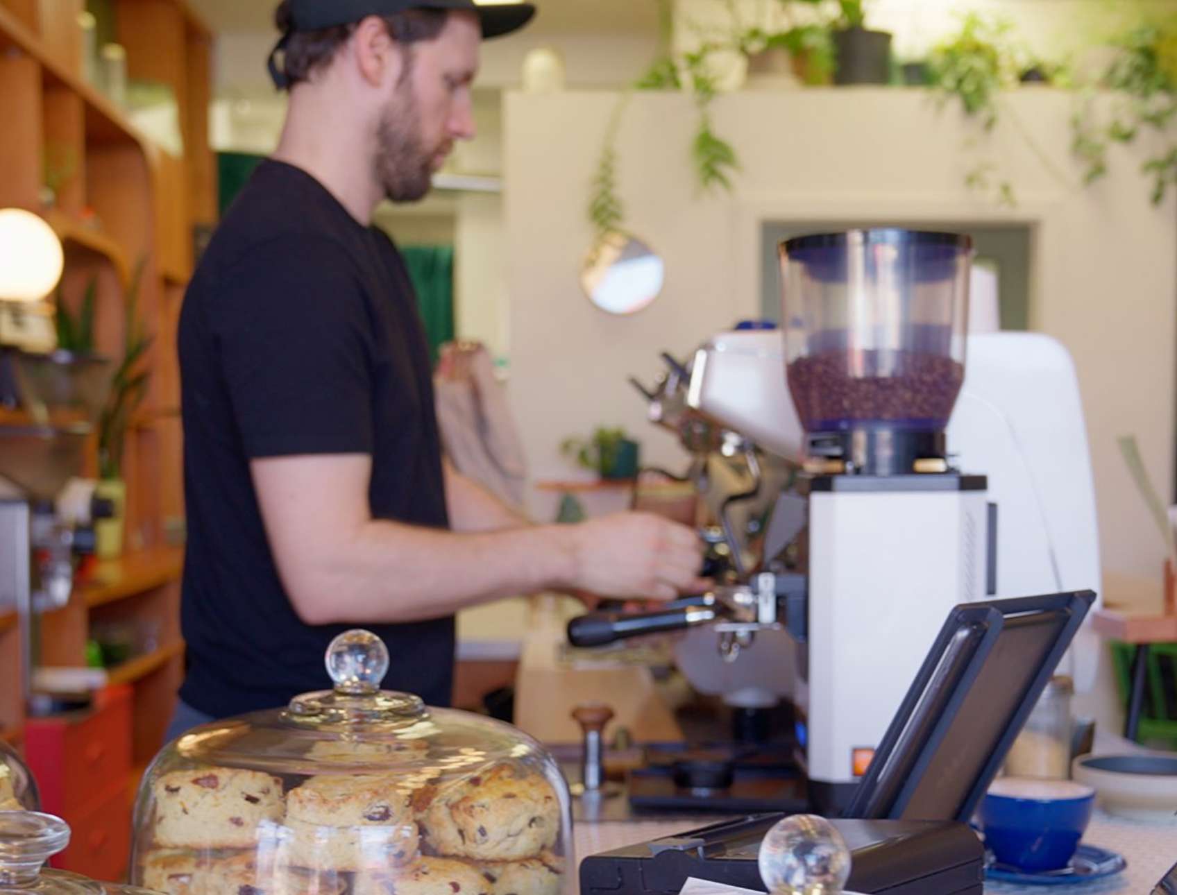 homme qui prépare du café