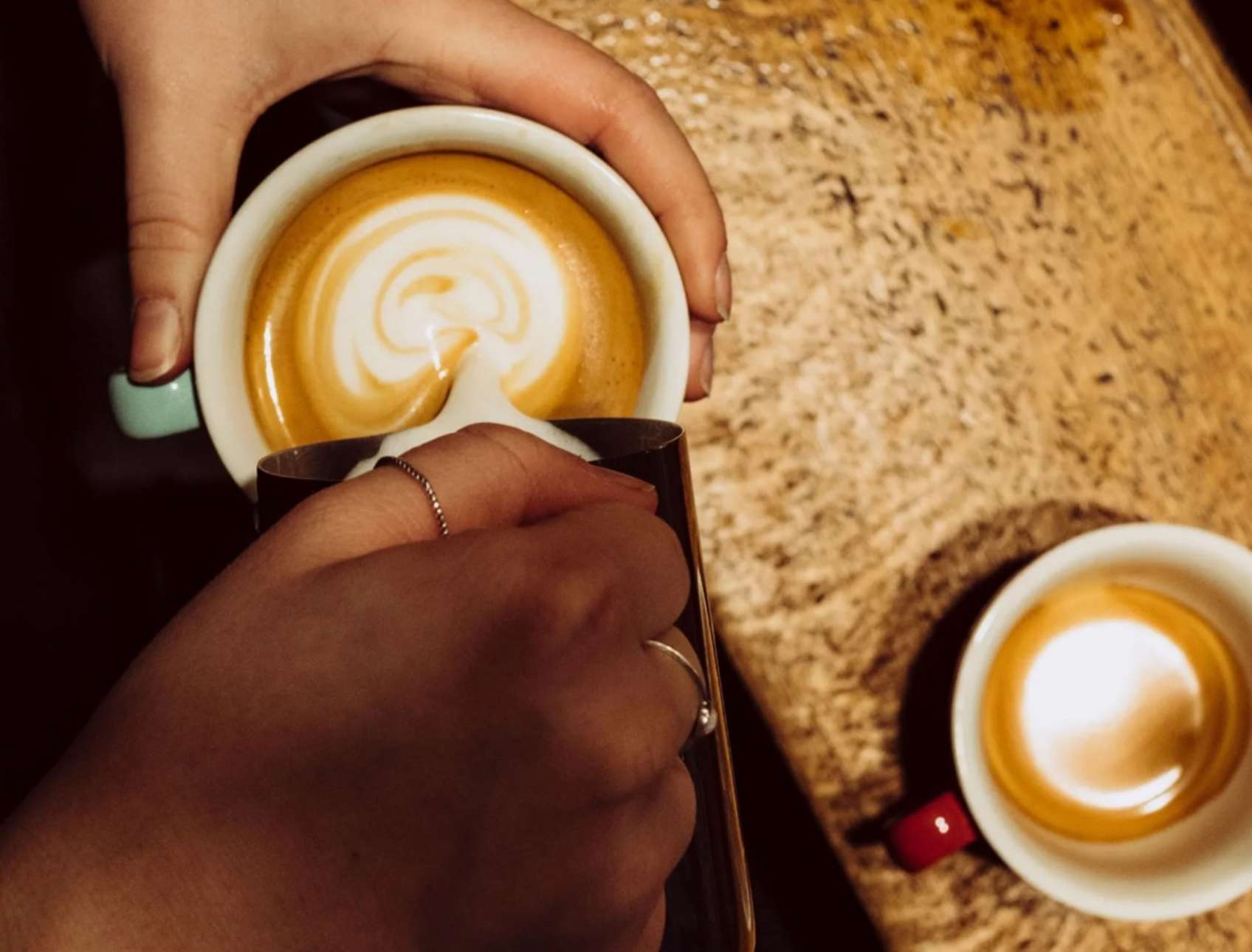 café qui coule dans une tasse