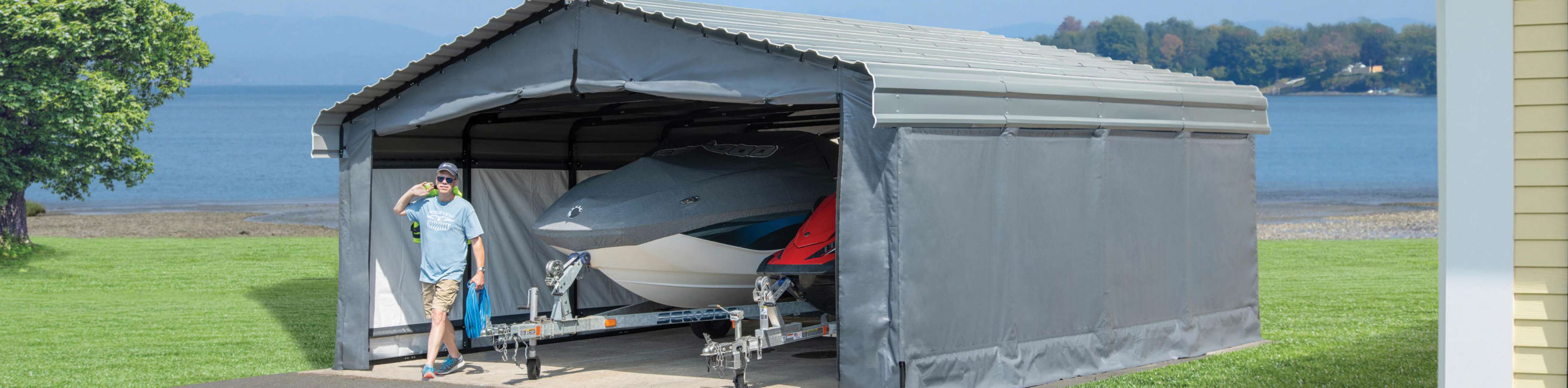Un abri-auto qui permet de serrer un bateau