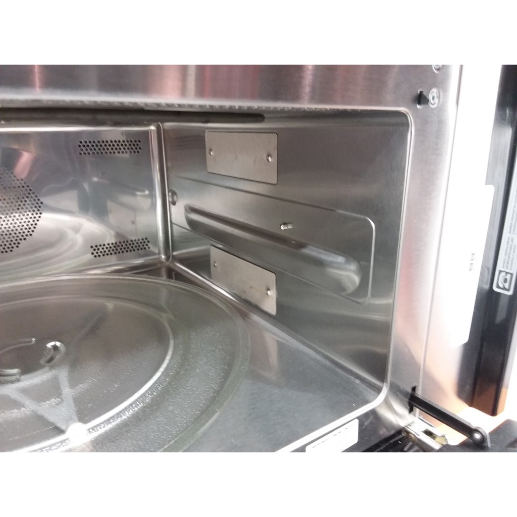 1.4 cu. ft. 900 W convection microwave oven - Used item