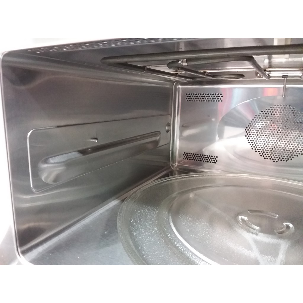 1.4 cu. ft. 900 W convection microwave oven - Used item