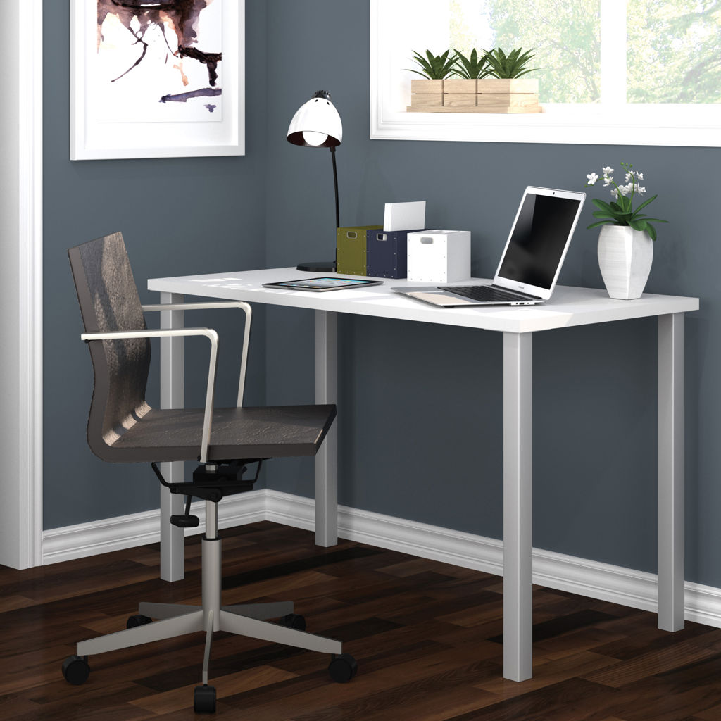 Table de bureau 24 x 48 po avec pattes de métal carrées