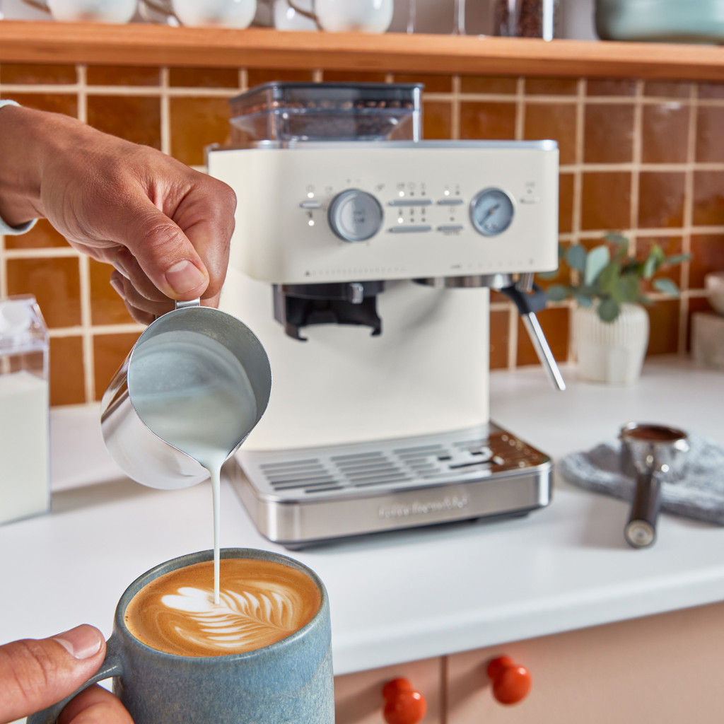 Machine à café semi-automatique avec moulin à meule