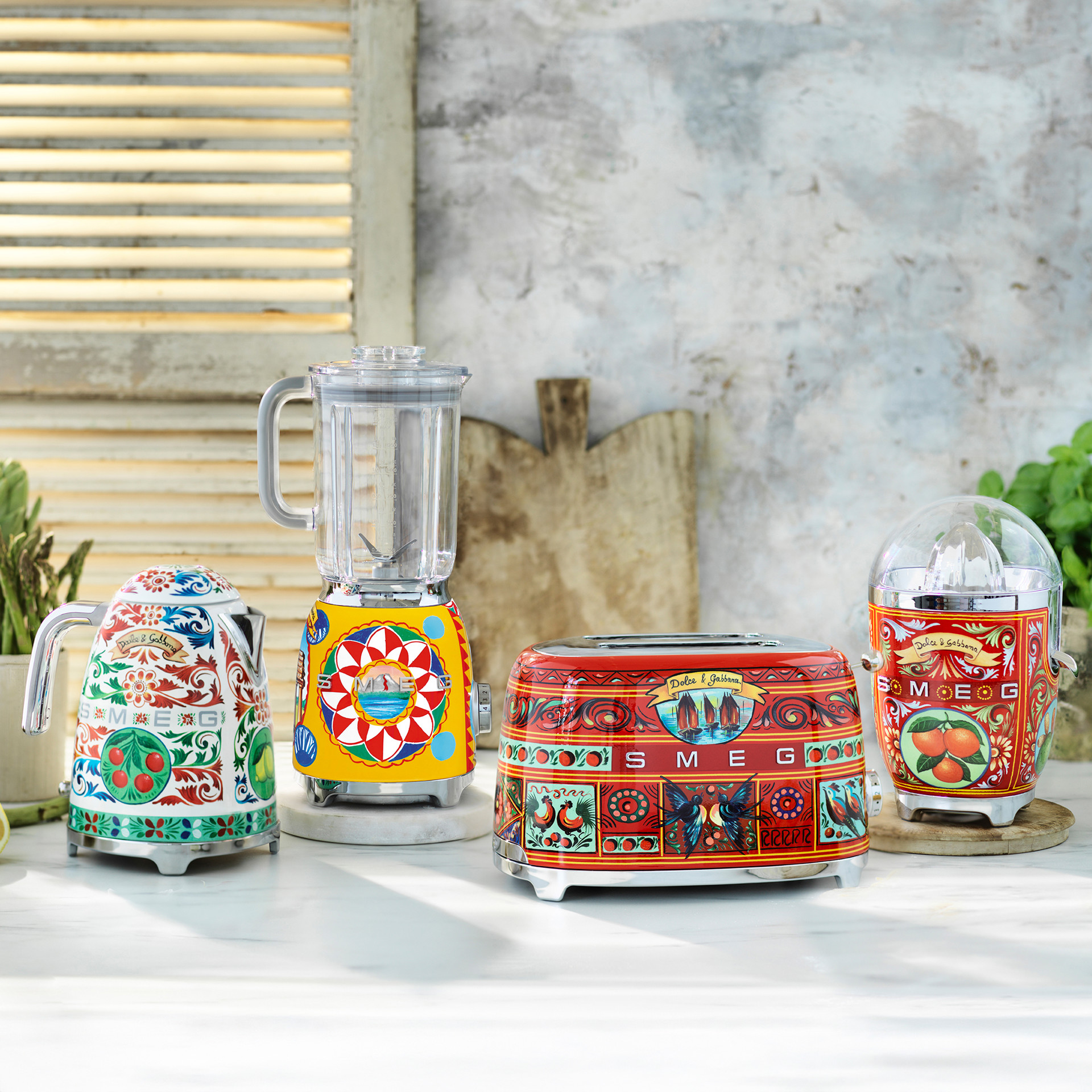 海外直輸入品！希少商品！Smeg Dolce & Gabbana 電気ケトル Amazon.com: Dolce and Gabbana x Smeg Electric Kettle,