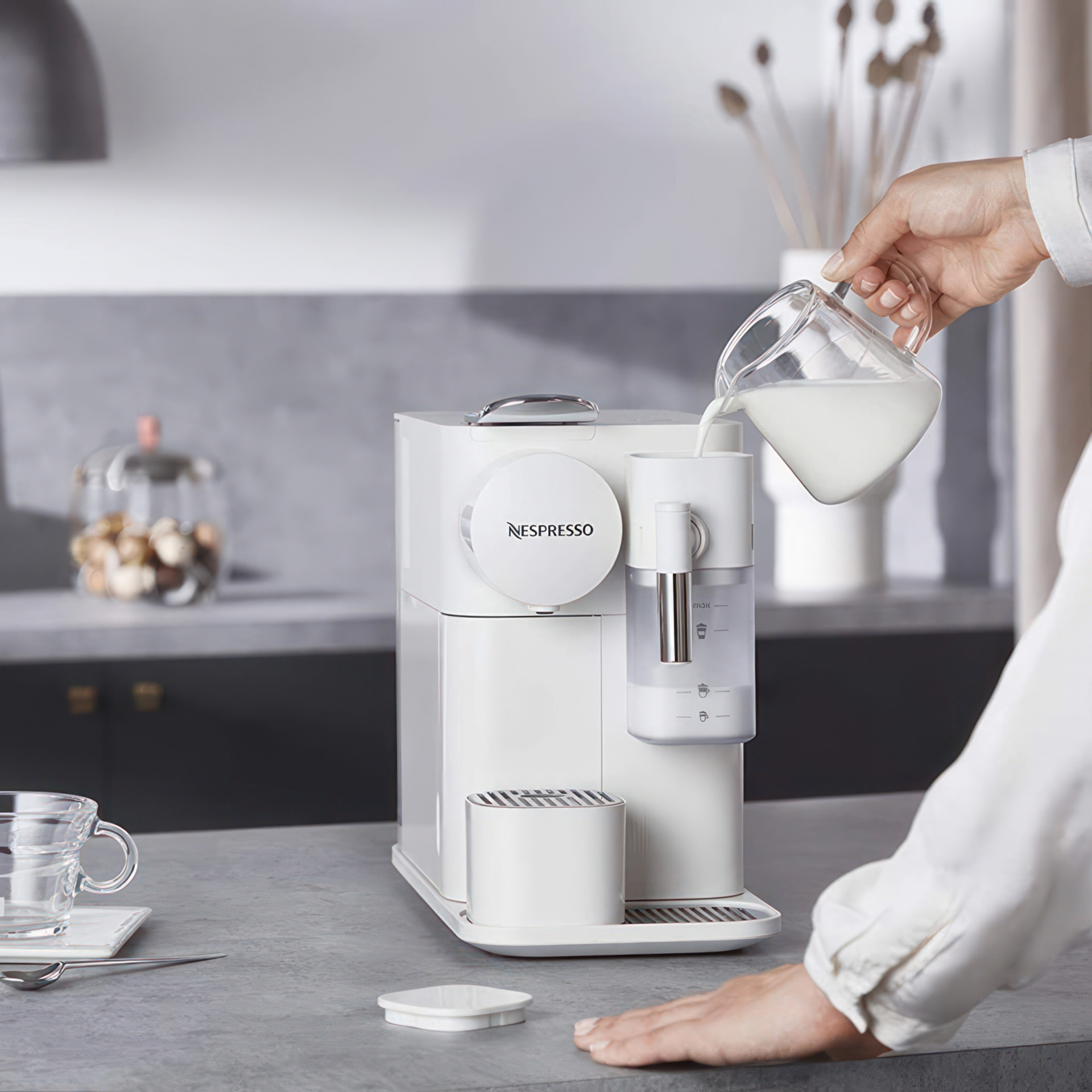 コーヒーメーカー・エスプレッソマシン NESPRESSO LATTISSIMA ONE ラティシマ・ワン プラス ポーセリンホワイト｜コーヒーメーカー