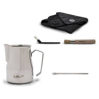 Ensemble de nettoyage et pot à lait avec latte art