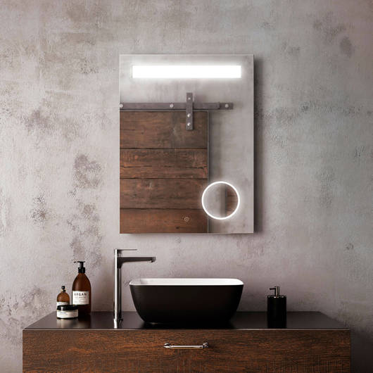 Miroir à éclairage DEL 24” x 32” Emblem avec bande givrée horizontale à l’intérieur et miroir grossissant (3X) Kalia